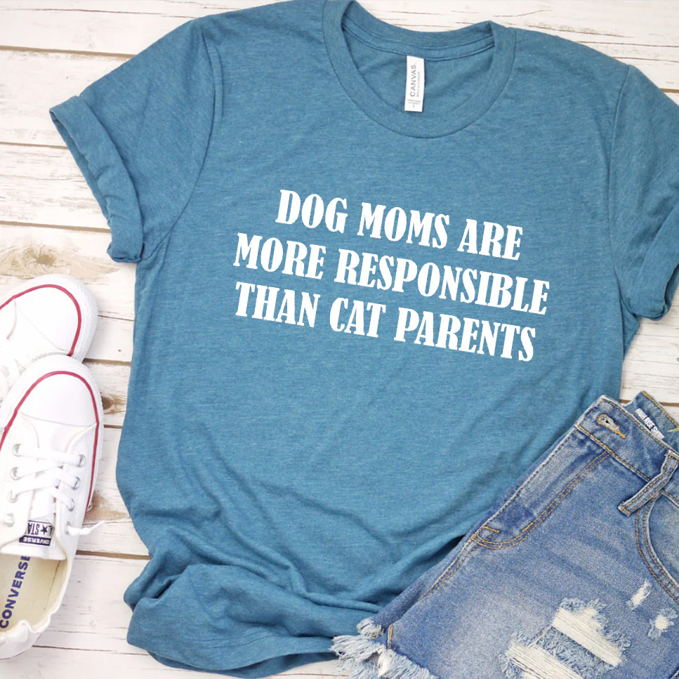 Dog Moms Are More Responsible Than Cat Parents Version 2 T-Shirt - Aitapkir