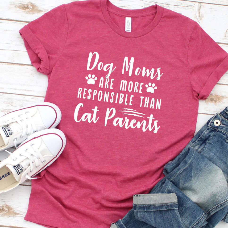 Dog Moms Are More Responsible Than Cat Parents Version 1 T-Shirt - Aitapkir
