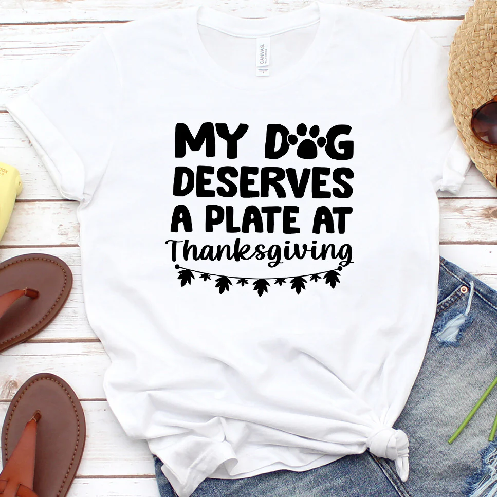 My Dog Deserves a Plate at Thanksgiving Version 1 T-Shirt - Aitapkir