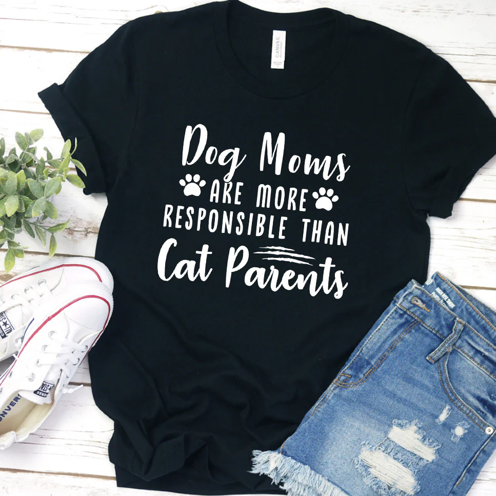 Dog Moms Are More Responsible Than Cat Parents Version 1 T-Shirt - Aitapkir