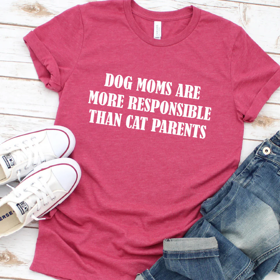 Dog Moms Are More Responsible Than Cat Parents Version 2 T-Shirt - Aitapkir